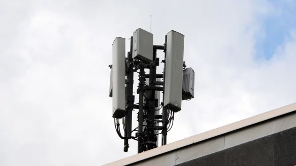Mobilfunkantennen des Funkstandards 4G (l&auml;nglich) und 5G (quadratisch) sind auf dem Dach der Bundesnetzagentur an einem Mast montiert. - &copy; Wolf von Dewitz/dpa