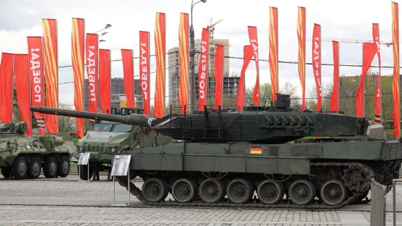 Ein nach russischen Angaben in der Ukraine erbeuteter deutscher Leopard-2-Kampfpanzer wird bei der Kriegstroph&auml;en-Schau in Moskau gezeigt. - &copy; Ulf Mauder/dpa