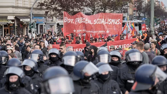 Ein Demonstrationszug am 1. Mai 2023: In diesem Jahr rechnet die Polizei mit aggressiven Demonstranten sowie Angriffen mit Flaschen- und Steinw&uuml;rfen. - &copy; Michael Kappeler/dpa