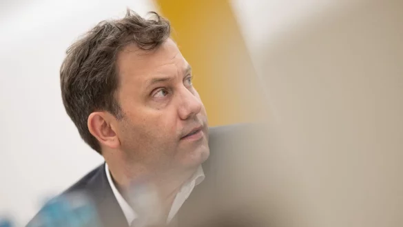 Ein AfD-Verbotsverfahren ist für den SPD-Chef erst Thema, wenn Verfassungsschützer genug Beweismaterial dafür liefern. - © Sebastian Christoph Gollnow/dpa