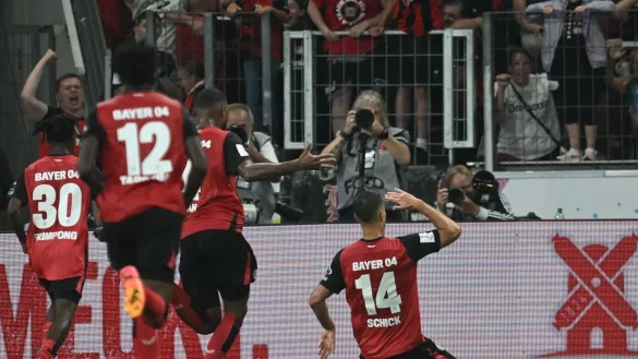 Die Leverkusener Spieler feiern den Gewinn des Supercups. - &copy; Bernd Thissen/dpa