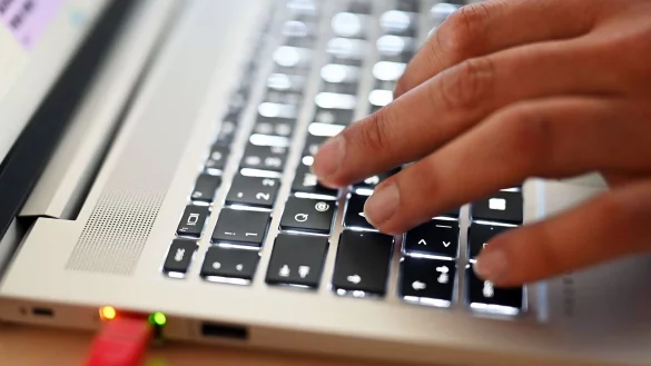 Ein Mitarbeiter des Cybercrime-Zentrums Baden-W&uuml;rttemberg, sitzt an einem Arbeitsplatz (gestellte Szene). - &copy; Uli Deck/dpa