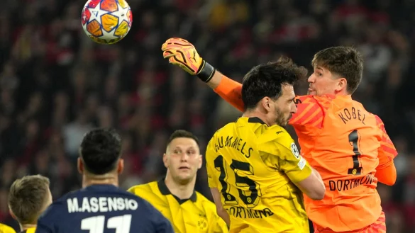 Fu&szlig;ball: Champions League, Paris Saint-Germain (PSG) - Borussia Dortmund, Halbfinale, R&uuml;ckspiel, Parc des Princes. Dortmunds Torh&uuml;ter Gregor Kobel (r) kl&auml;rt den Ball. - &copy; Lewis Joly/AP/dpa