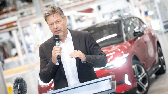 Bei der angestrebten Kostensenkung sollte das VW-Management aus Sicht von Habeck nicht &laquo;kaltherzig&raquo; &uuml;ber die Belegschaft hinweggehen und Standorte infrage stellen. - &copy; Sina Schuldt/dpa