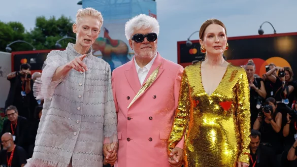 Tilda Swinton, Pedro Almod&oacute;var und Julianne Moore. - &copy; Joel C Ryan/Invision/AP/dpa