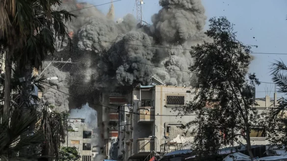 Dichter Rauch quillt aus einem Wohnhaus im Fl&uuml;chtlingslager Bureidsch, nachdem es von einem israelischen Luftangriff getroffen wurde. - &copy; Omar Naaman/dpa
