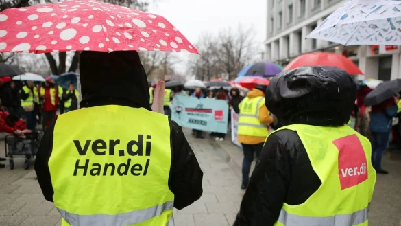 Im festgefahrenen Tarifstreit des Einzelhandels hat die Gewerkschaft Verdi Beschäftigte bundesweit zu Warnstreiks aufgerufen. - © Stefan Rampfel/dpa