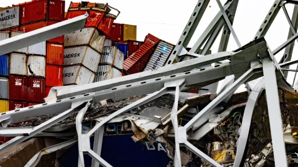 Tr&uuml;mmer der Francis Scott Key Bridge liegen auf dem Containerschiff &laquo;Dali&raquo;. - &copy; Julia Nikhinson/AP/dpa