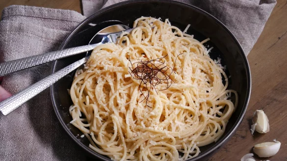 Die Limette bringt S&auml;ure, die Chili Sch&auml;rfe - und das Knoblauch&ouml;l den extra Kick Aroma: Das Pasta-Rezept der &laquo;Mehr Genuss&raquo;-Blogger ist schnell nachgekocht. - &copy; Katharina Frenzel/mehr-genuss.de/dpa