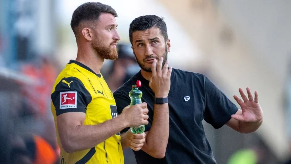 In der Gunst von BVB-Trainer Nuri Sahin (r.) stand Salih &Ouml;zcan nicht weit oben. - &copy; David Inderlied/dpa