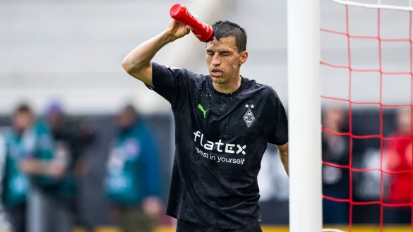 Gladbachs Stefan Lainer reagiert im Spiel. - &copy; Tom Weller/dpa/Archivbild