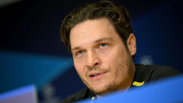 Edin Terzic Trainer von Borussia Dortmund, beantwortet Fragen von Journalisten. - &copy; Federico Gambarini/dpa