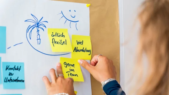 Individuelle Begleitung: Programme zur Neuorientierung und finanzielle Hilfen erleichtern die Entscheidungsfindung f&uuml;r die richtige Ausbildung. - &copy; Daniel Vogl/dpa-tmn/dpa