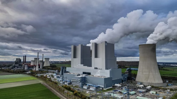 Dampf steigt aus dem RWE Braunkohlekraftwerk Neurath. - &copy; Oliver Berg/dpa