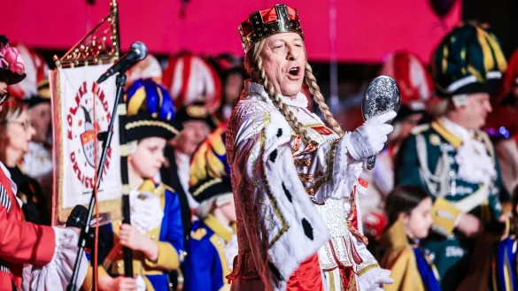 Jungfrau Frieda vom K&ouml;lner Dreigestirn kann am Rosenmontag nicht mitfeiern. - &copy; Oliver Berg/dpa