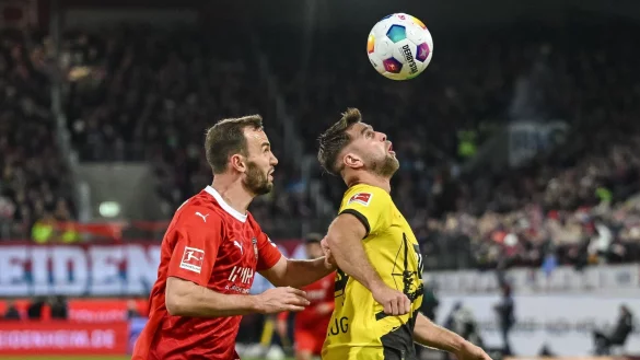 Heidenheims Benedikt Gimber (l) in Aktion gegen Dortmunds Niclas F&uuml;llkrug (r). - &copy; Harry Langer/dpa