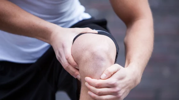 Schmerzt das Knie, greifen viele zu Nahrungserg&auml;nzungsmitteln, die ihre Gelenke unterst&uuml;tzen sollen. Doch es kann zu Wechselwirkungen mit anderen Arzneimitteln kommen. - &copy; Christin Klose/dpa-tmn/dpa