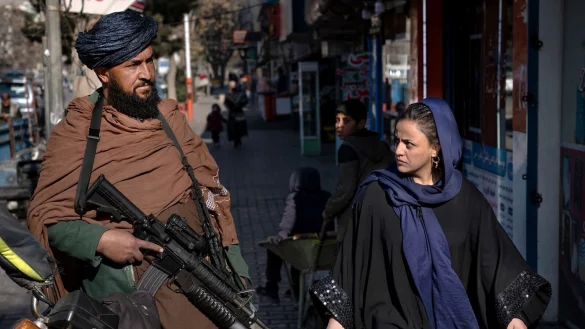 Die Taliban schränken die Rechte von Frauen in Afghanistan immer weiter ein. (Archivbild) - © Ebrahim Noroozi/AP/dpa