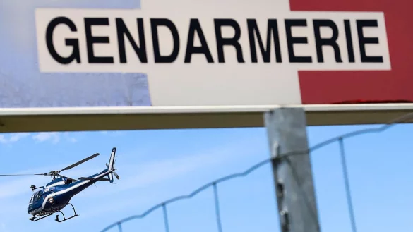 Finanzfahnder haben die Verd&auml;chtige nach der Landung auf der franz&ouml;sischen Mittelmeerinsel Korsika festgenommen (Archivbild). - &copy; Diarmid Courreges/AFP/dpa