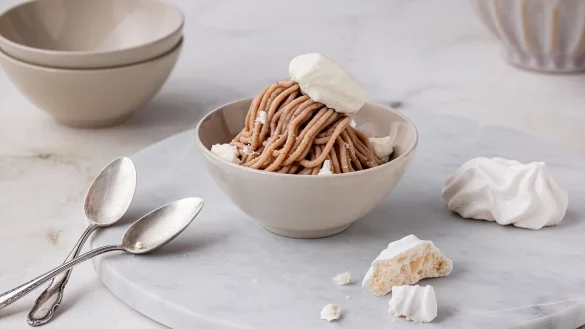 Vermicelles ein Schweizer Dessert-Klassiker aus dem P&uuml;ree der Esskastanie. - &copy; swissmilk.ch/rezepte/dpa-tmn