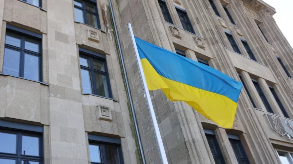 Die ukrainische Fahne weht im M&auml;rz 2022 vor der Staatskanzlei in D&uuml;sseldorf. - &copy; Oliver Berg/dpa