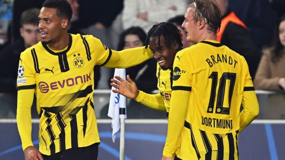 Torsch&uuml;tze Jamie Gittens (M.) l&auml;sst sich feiern. - &copy; Federico Gambarini/dpa