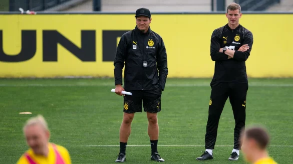 Trainer Edin Terzic (l) und Co-Trainer Sven Bender beobachten das Training der Mannschaft. - &copy; Marius Becker/dpa