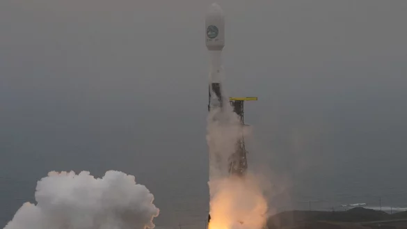 Eine Falcon-9-Rakete des US-Raumfahrtkonzerns SpaceX hebt mit dem Erdbeobachtungssatelliten &laquo;Earthcare&raquo; an Bord ab. - &copy; S. Corvaja/esa/dpa