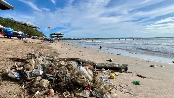 M&uuml;ll liegt am Strand von Kuta. - &copy; Carola Frentzen/dpa