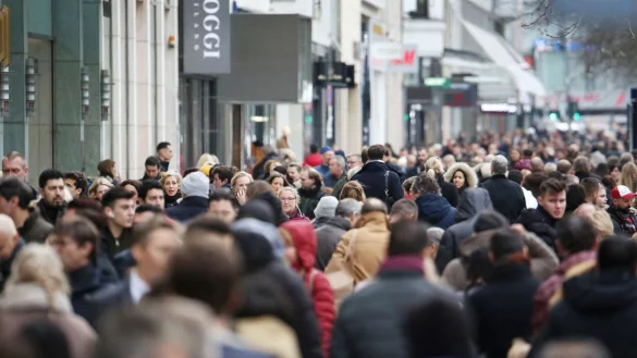 In Deutschland lebten laut Zensus 2022 am 15. Mai 82,7 Millionen Menschen (Symbolbild). - &copy; Martin Gerten/dpa