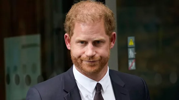 Nach dem Rückzug der Klage ist Prinz Harry dennoch in vier weitere Fälle am Londoner High Court verwickelt. - © Alberto Pezzali/AP