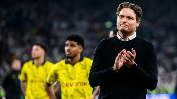 Dortmunds Trainer Edin Terzic bedankt sich nach dem Spiel bei den Fans f&uuml;r die Unterst&uuml;tzung und ist entt&auml;uscht. - &copy; Tom Weller/dpa