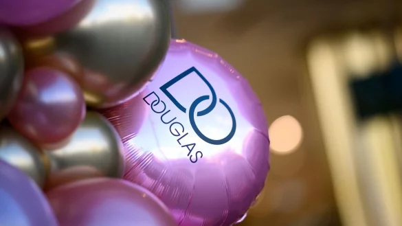 Das Douglas Logo ist auf einem Ballon vor der Douglas-Filiale am Jungfernstieg zu sehen. - &copy; Daniel Reinhardt/dpa/Archivbild