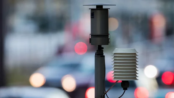 Autos fahren an der Messstation Clevischer Ring des Landesumweltamtes vorbei. - &copy; Rolf Vennenbernd/dpa