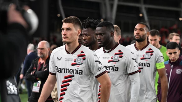 Victor Boniface und Jonathan Tah gehen zur Ehrung des Verlierers. - &copy; Federico Gambarini/dpa