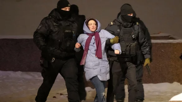 Auch in St. Petersburg wurden Menschen festgenommen, die Blumen f&uuml;r Nawalny niedergelegt hatten. - &copy; Uncredited/AP/dpa