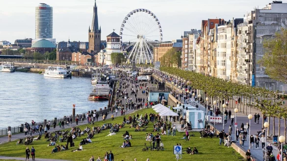 L&auml;dt zu einem Spaziergang ein: die D&uuml;sseldorfer Rheinpromenade. - &copy; Marcel Kusch/dpa