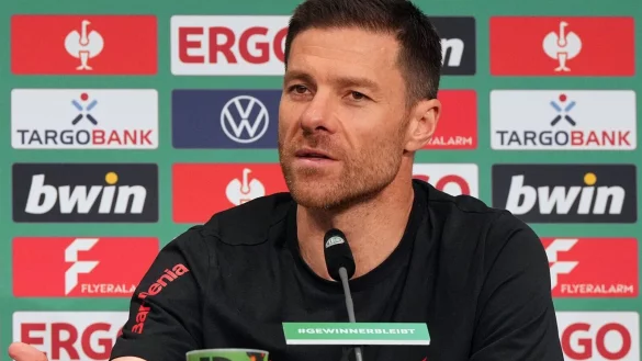 Leverkusens Trainer Xabi Alonso spricht w&auml;hrend der Pressekonferenz. - &copy; Soeren Stache/dpa