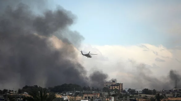 Ein israelischer Hubschrauber fliegt &uuml;ber Chan Junis. Bei einem Einsatz der israelischen Armee in der Stadt seien Dutzende Tatverd&auml;chtige festgenommen worden. - &copy; Mohammed Dahman/AP/dpa