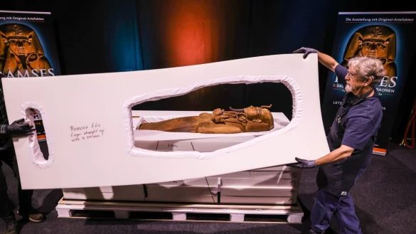 Unter hohen Sicherheitsvorkehrungen ist der Sarg des &auml;gyptischen Pharaos Ramses II. enth&uuml;llt worden. - &copy; Oliver Berg/dpa