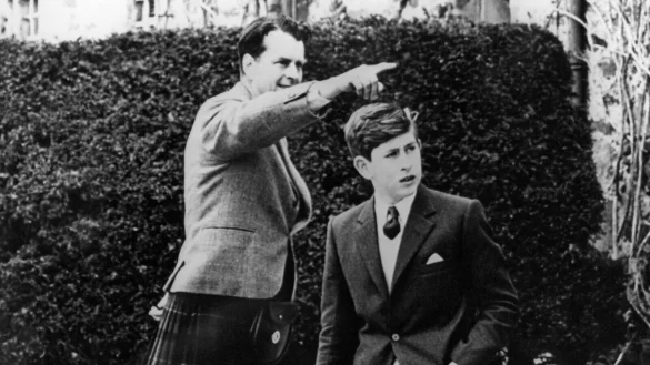 Bei seinem Einzug in die Schule von Gordonstoun zeigt der leitende Direktor Iain Tennant dem Kronprinzen Prinz Charles (r) die R&auml;ume, in denen dessen Vater Prinz Philip, der Herzog von Edinburgh, seine Schulzeit verbracht hat. - &copy; dpa