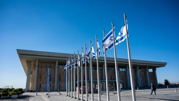 Israelische Flaggen wehen vor dem Parlamentsgeb&auml;ude in Jerusalem. - &copy; Christophe Gateau/dpa