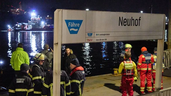 Feuerwehrleute am Anleger Neuhof. In der Hamburger Elbe suchten Taucher in der Nähe der Köhlbrandbrücke nach einem vermissten Menschen. - © Georg Wendt/dpa