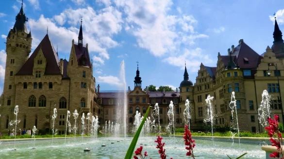 Ein Hauch von M&auml;rchenkulisse: So pr&auml;sentiert sich das Schloss Moschen (Moszna) in Klein Strehlitz (Strzeleczki). - &copy; Daniela David/dpa-tmn/dpa