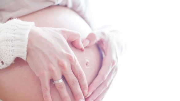 Belasten die Schwangere Sorgen und &Auml;ngste muss die Baby-Shower-Party nicht unbedingt ausfallen, aber die Freundinnen sollten sensibel darauf reagieren. - &copy; Christin Klose/dpa-tmn