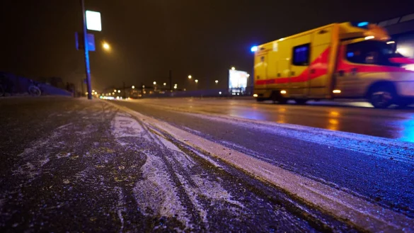 Auf den Stra&szlig;en hat sich am Donnerstagnachmittag gef&auml;hrliche Eisgl&auml;tte gebildet. - &copy; J&ouml;rg Carstensen/dpa