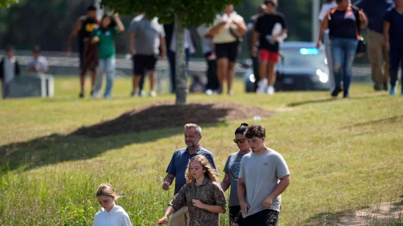 Eltern f&uuml;rchten nach der Bluttat um das Leben ihrer Kinder. - &copy; Mike Stewart/AP