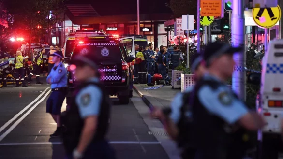 Rettungskr&auml;fte sind an der Bondi Junction zu sehen, nachdem mehrere Menschen in dem Einkaufszentrum in Sydney niedergestochen wurden. - &copy; Steven Saphore/AAP/dpa