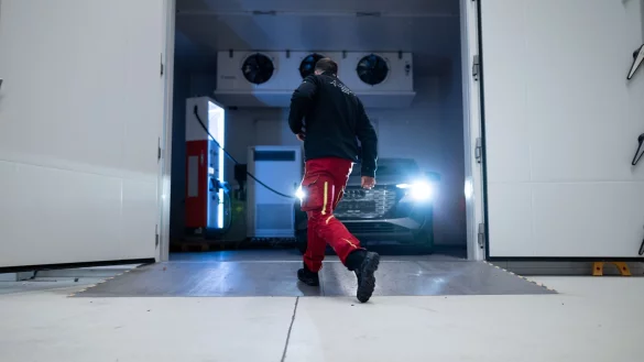 In einer K&uuml;hlbox steht ein E-Auto und eine Lades&auml;ule zum Temperaturtest der Ladefunktion. - &copy; Fabian Strauch/dpa