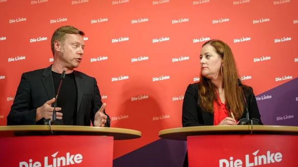 Die beiden Parteivorsitzenden rechtfertigten ihre Entscheidung, ihren R&uuml;ckzug zwei Wochen vor den Landtagswahlen im Osten anzuk&uuml;ndigen. - &copy; Kay Nietfeld/dpa